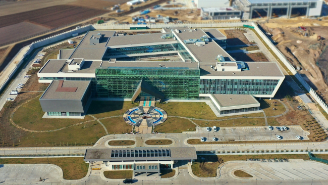 MMU Mühendislik Binası, çalışanların tek bir merkezde tüm ihtiyaçlarını karşılayabileceği şekilde tasarlandı.